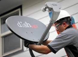 فني ستلايت يقوم بتركيب دش على جدار المنزل